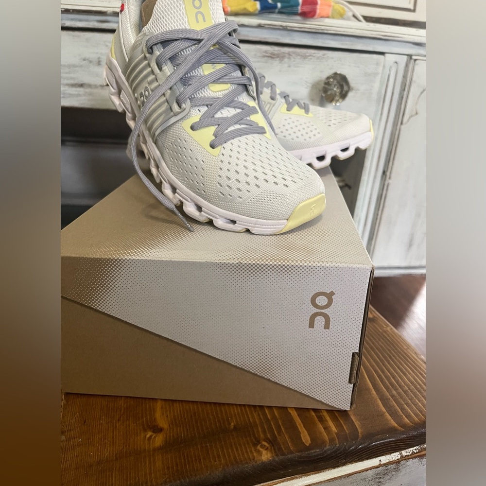 Size 6.5 On Running Cloud Swift white | limelight running shoe sneaker